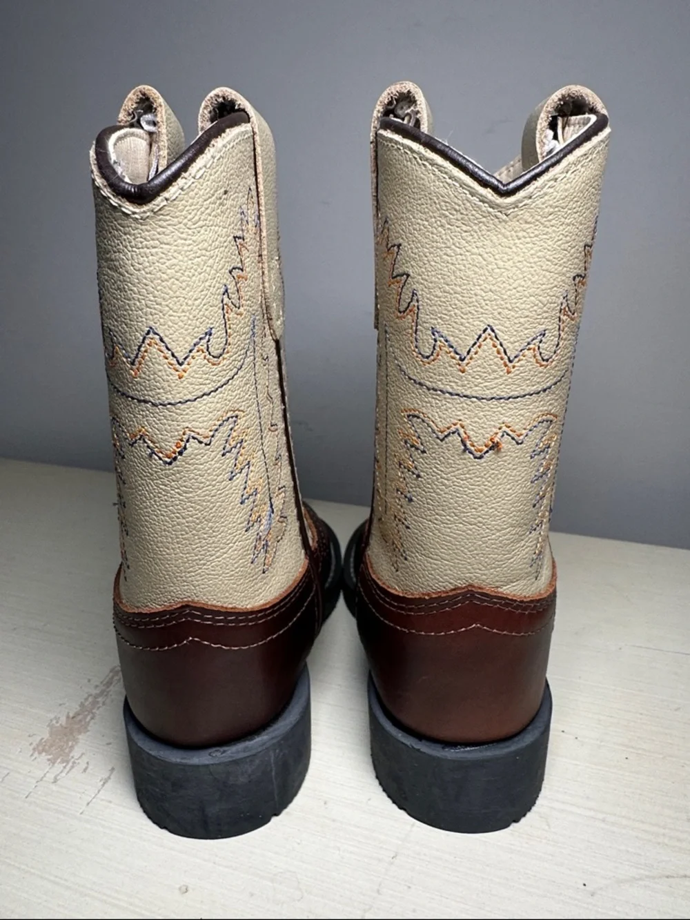 Cody James Old West Two-Tone Cowboy Boot Detail in Cream and Brown